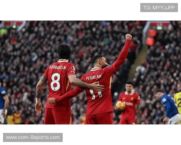 利物浦围攻禁区右侧，萨拉赫外脚背打门稍偏