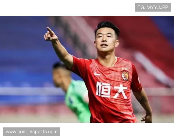 成都蓉城严鼎皓精准直塞，锋线轻松推进